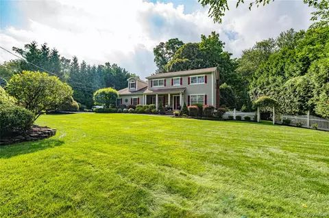 14 Breeze Hill Rd, Northport, NY 11768