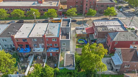 View/Area - 1011 E 221st St, New York, NY 10469 photo 5 of 7