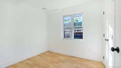 Bedroom - 1011 E 221st St, New York, NY 10469 photo 5 of 8