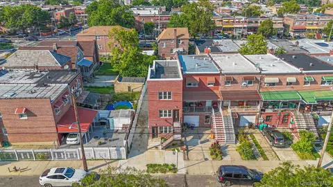 View/Area - 1011 E 221st St, New York, NY 10469 photo 2 of 7