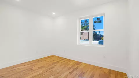 Bedroom - 1011 E 221st St, New York, NY 10469 photo 6 of 8