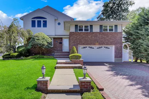 491 Boulevard Pl, Garden City, NY 11530