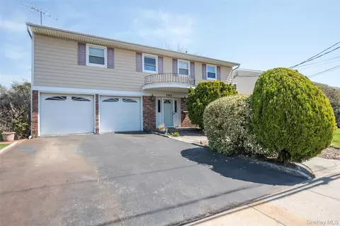 3905 Greentree Dr, Oceanside, NY 11572