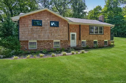 6 Rochester Ct # A, Huntington, NY 11743