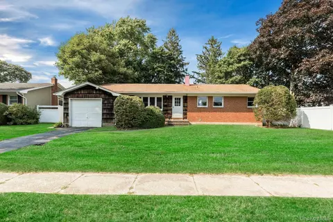 39 Alma St, Sayville, NY 11782