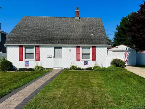 18 Heather Ln, Levittown, NY 11756