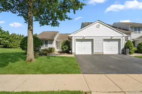 104 Sagaponack Ct, Melville, NY 11747