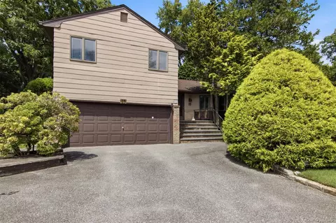 15 Beacon Dr, North Hempstead, NY 11050