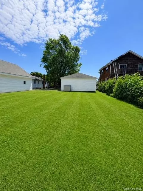 33 Cleveland St, Brookhaven, NY 11772 photo 2