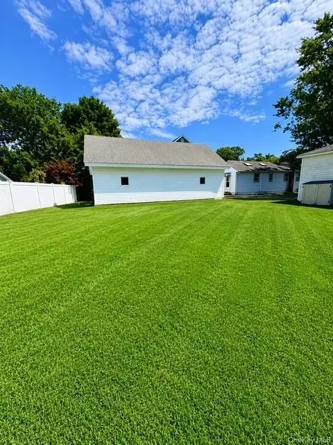 33 Cleveland St, Brookhaven, NY 11772 photo 4