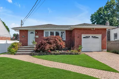 13 Prospect St, Hicksville, NY 11801