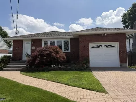 13 Prospect St, Hicksville, NY 11801