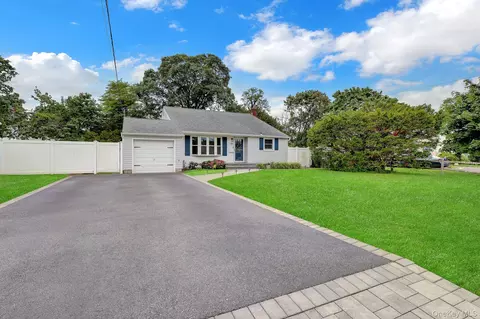 68 Alinda Ave, West Islip, NY 11795