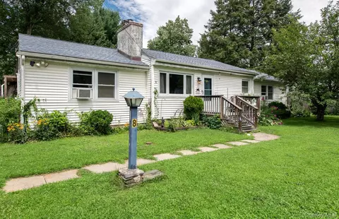 8 Loyola Rd, Livingston, NY 12541
