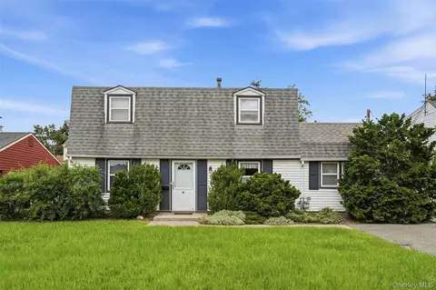 21 Appletree Ln, North Hempstead, NY 11514