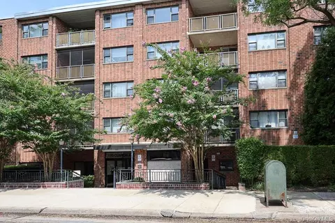 100 Clinton Ave #2T, Mineola, NY 11501
