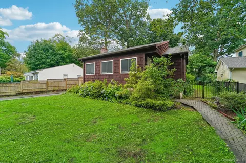 16 Rogers Ln, Yorktown Heights, NY 10598