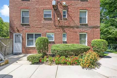 51 Edwards St #T, North Hempstead, NY 11577