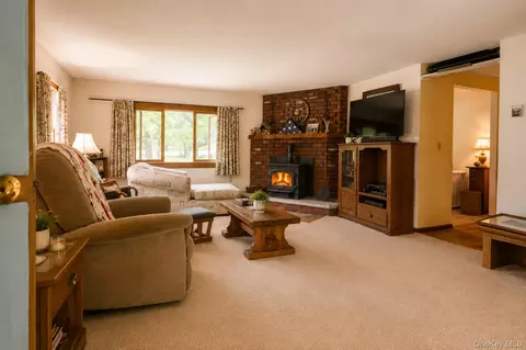 Living - 740 Wallkill Ave, Wallkill, NY 12589 photo 1 of 4