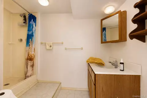 Bath - 740 Wallkill Ave, Wallkill, NY 12589 photo 4 of 5