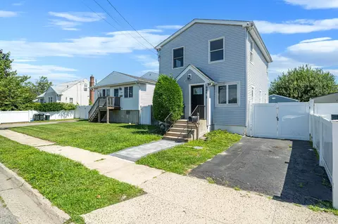 646 S 7th St, Lindenhurst, NY 11757