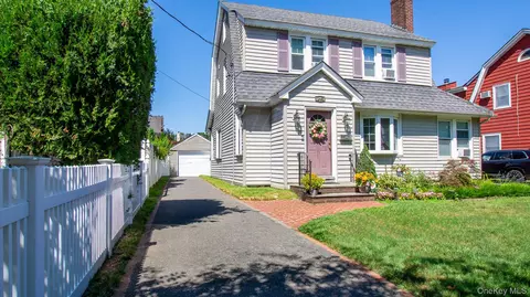 145 Raymond St, Rockville Centre, NY 11570
