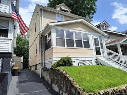 492 1st St, Newburgh, NY 12550