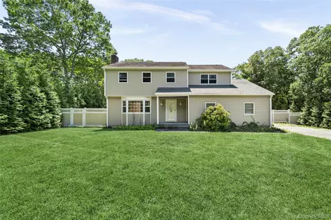 39 Sherwood Rd, Hampton Bays, NY 11946