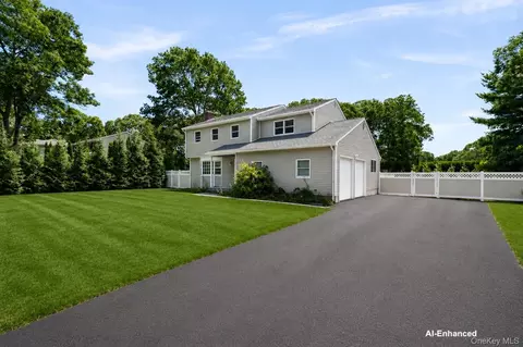 39 Sherwood Rd, Hampton Bays, NY 11946