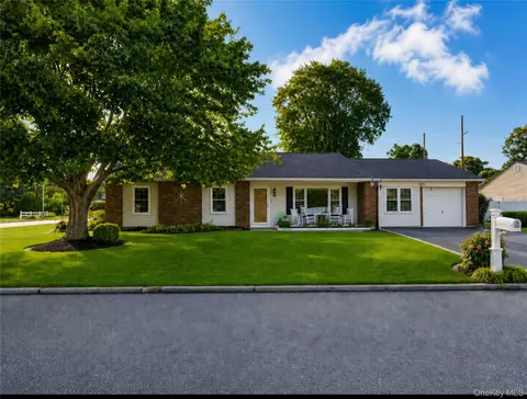 92 Sequoia Way, Holbrook, NY 11741