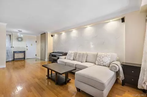 61-35 98th St #15E, Rego Park, NY 11374
