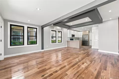 9902 200th St, New York, NY 11423