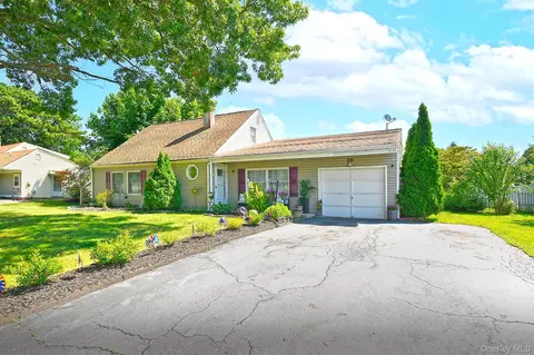 29 Torrey Pine Ln, Medford, NY 11763