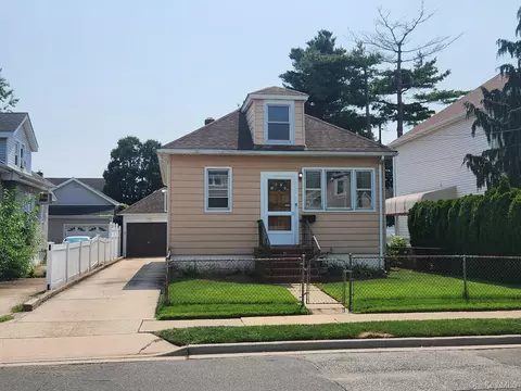 1073 Concord St, Franklin Square, NY 11010