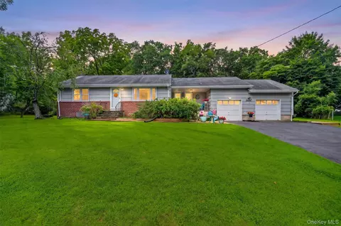 11 Lorraine Ct, Clarkstown, NY 10956