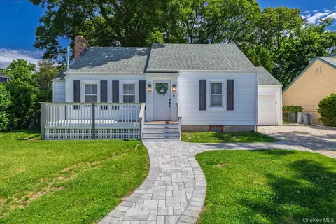 445 Coolidge Dr, Centerport, NY 11721