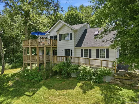 15 Meadow Dr, Red Hook, NY 12571