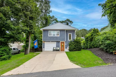 33 Manhasset Rd, Sound Beach, NY 11789
