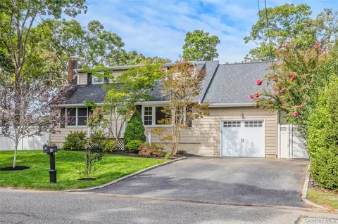 16 Hewitt Blvd, Center Moriches, NY 11934