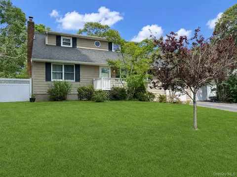 16 Hewitt Blvd, Center Moriches, NY 11934