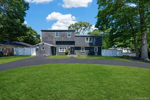 3 Lee Pl, Mastic, NY 11950