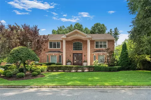 20 Stirrup Ln, Syosset, NY 11791
