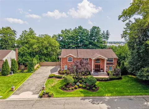 20 Stirrup Ln, Syosset, NY 11791