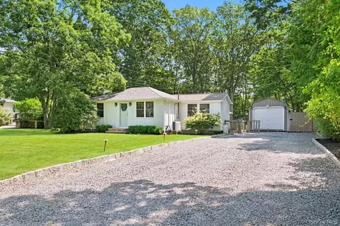 22 Matthews Dr, Speonk, NY 11972