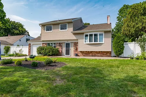 105 Rumford Rd, Kings Park, NY 11754