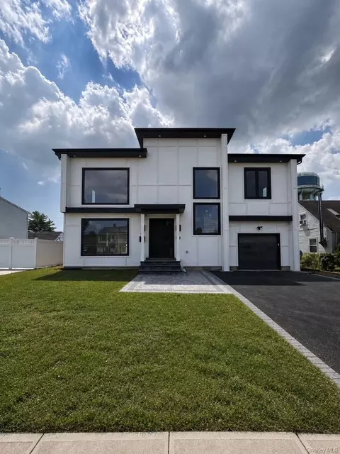 60 Periwinkle Rd, Levittown, NY 11756