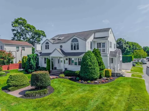 484 Washington Ave, Lindenhurst, NY 11757
