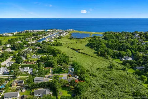5 Reinhardt Ct, Blue Point, NY 11715