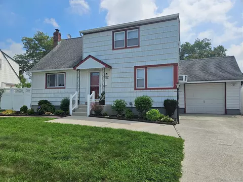 341 Hillcrest Dr, Seaford, NY 11783