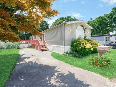 13 Mindy Ln, Bohemia, NY 11716